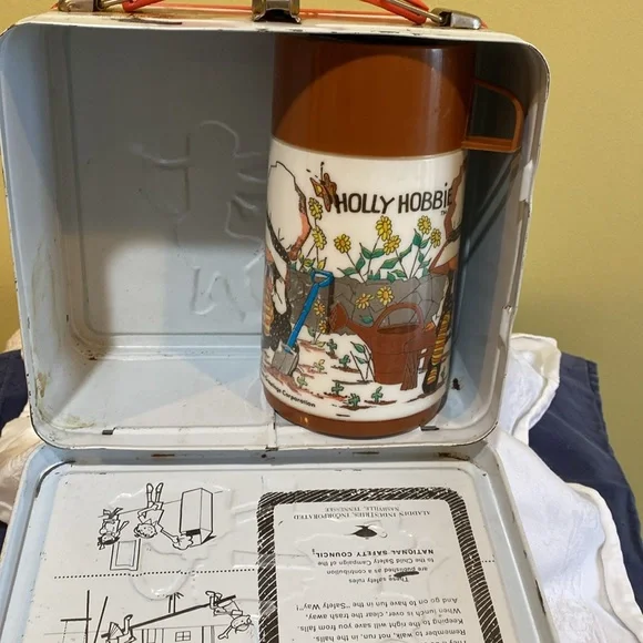 Throwback to 70’s school days with a Holly Hobbie lunchbox set by Aladdin. - Picture 6 of 9